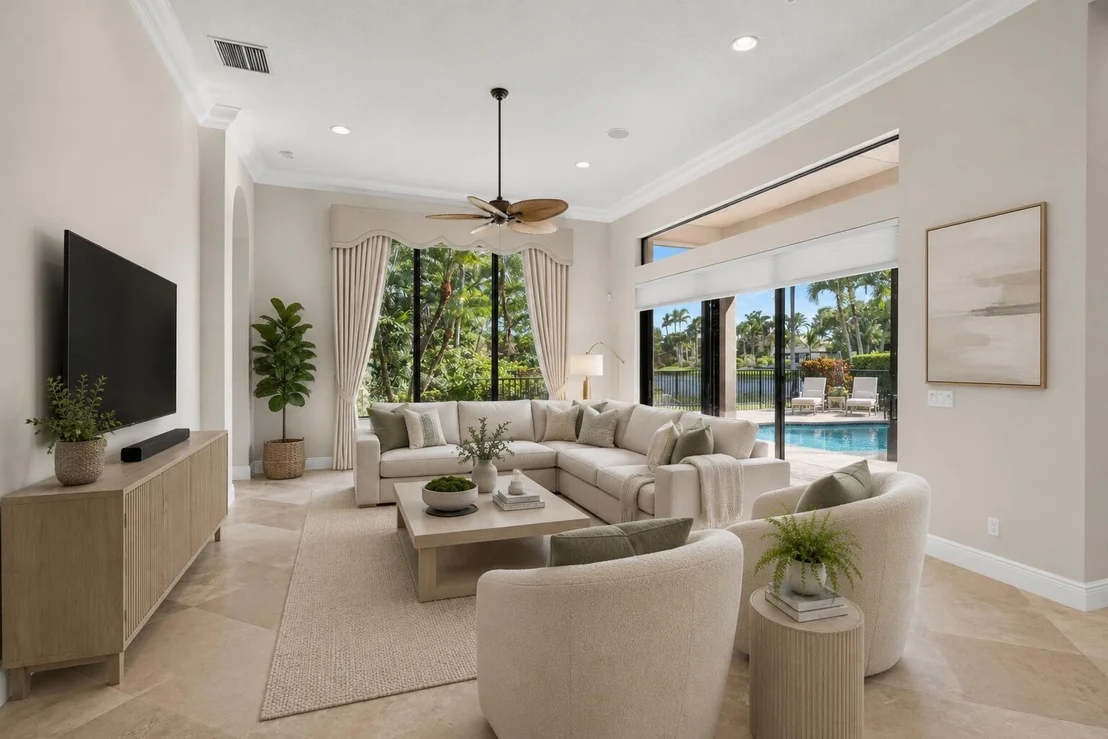 Photo of 10715 Versailles Boulevard