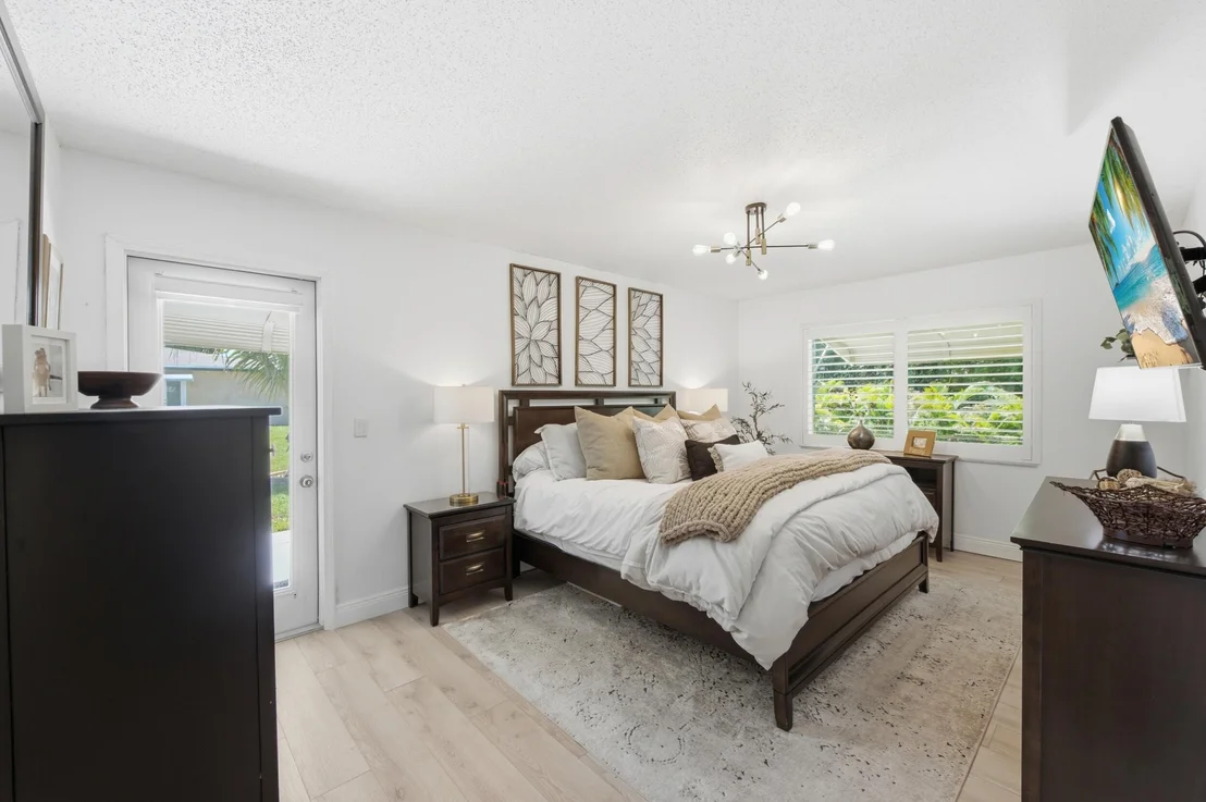 Photo of Unit D at 957 Circle Drive