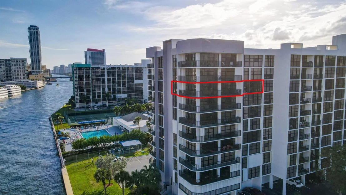 Photo of Unit 921 at 600 Parkview Drive