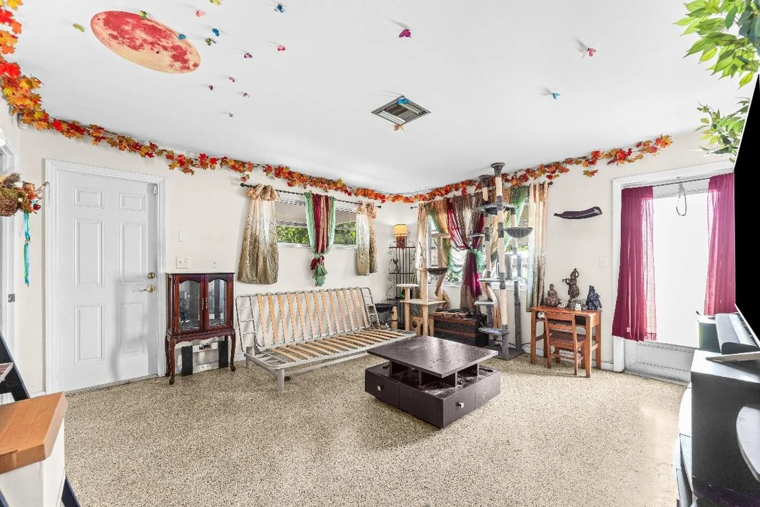 Photo of 1084 James Road