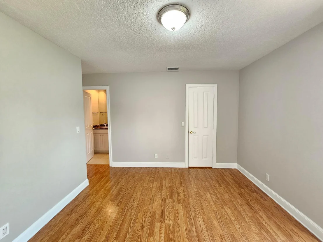 Photo of 17200 Fownes Crescent