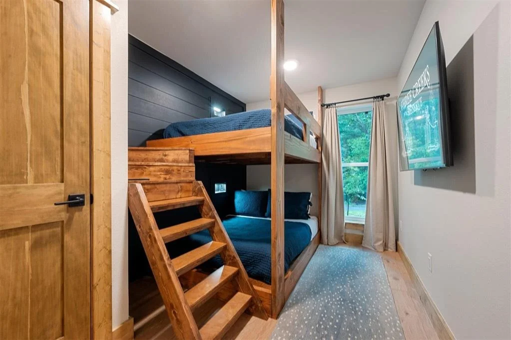 Photo of 590 Three Creeks Road