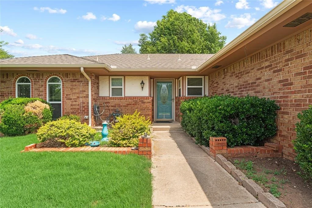 Photo of 305 W Platt Drive