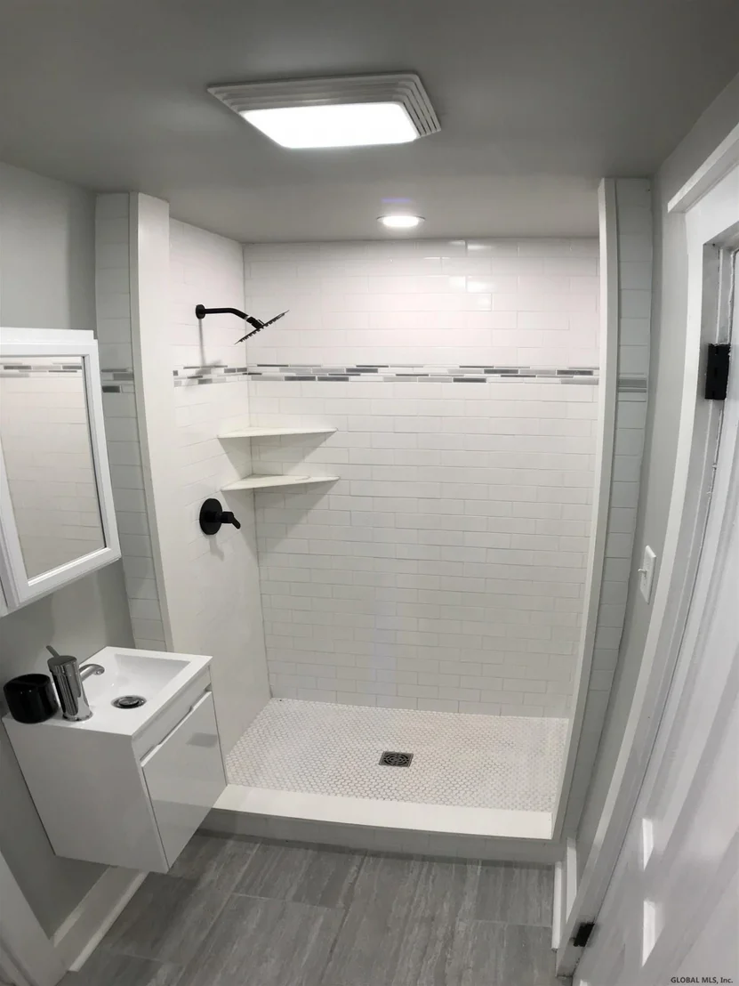 Photo of 1237 W RIVER Road
