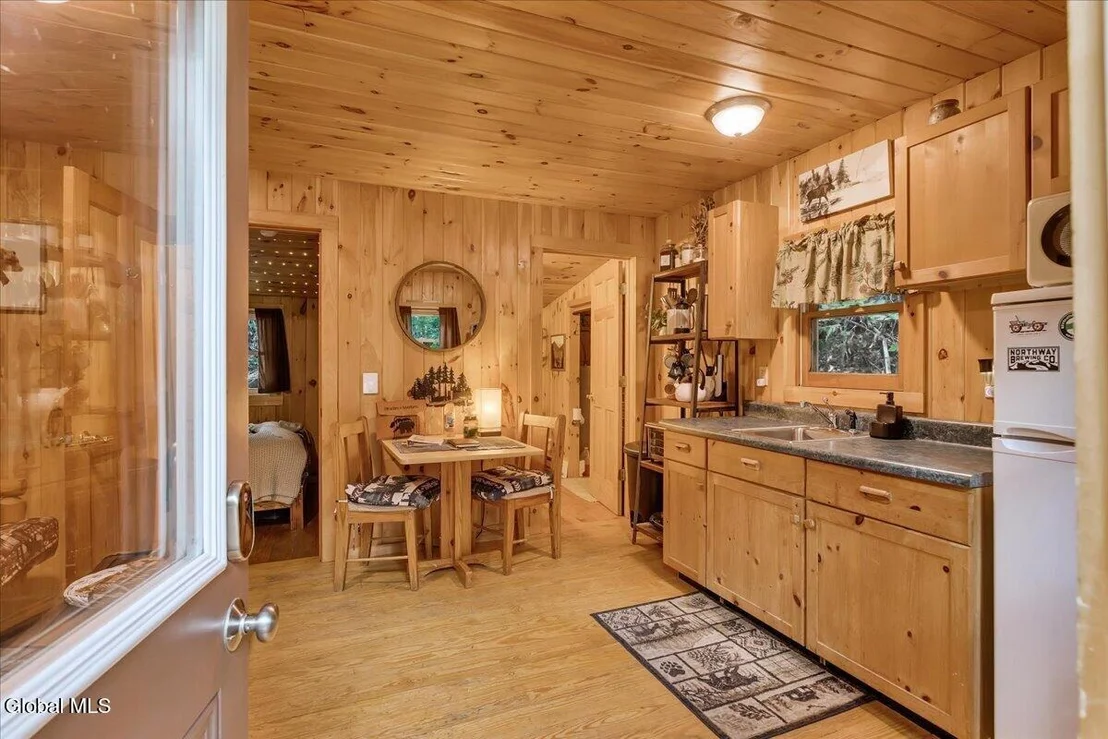 Photo of 1495 River Road