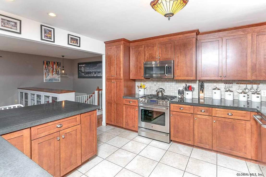 Photo of 31 OXFORD Circle