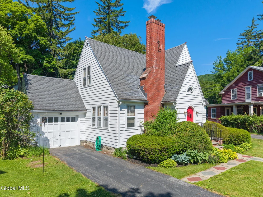 Photo of 122 Clinton Circle