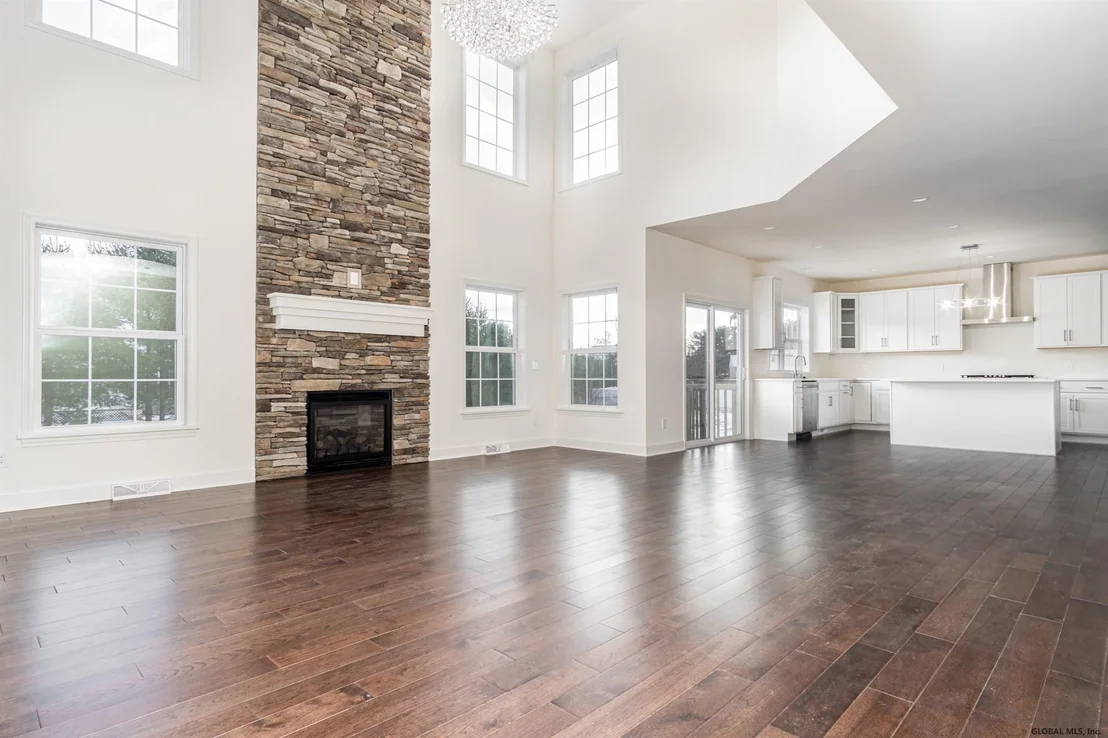 Photo of 33 PINE HOLLOW Drive