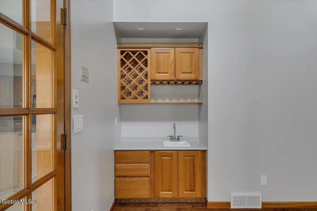 Photo of 1306 Putnam Road