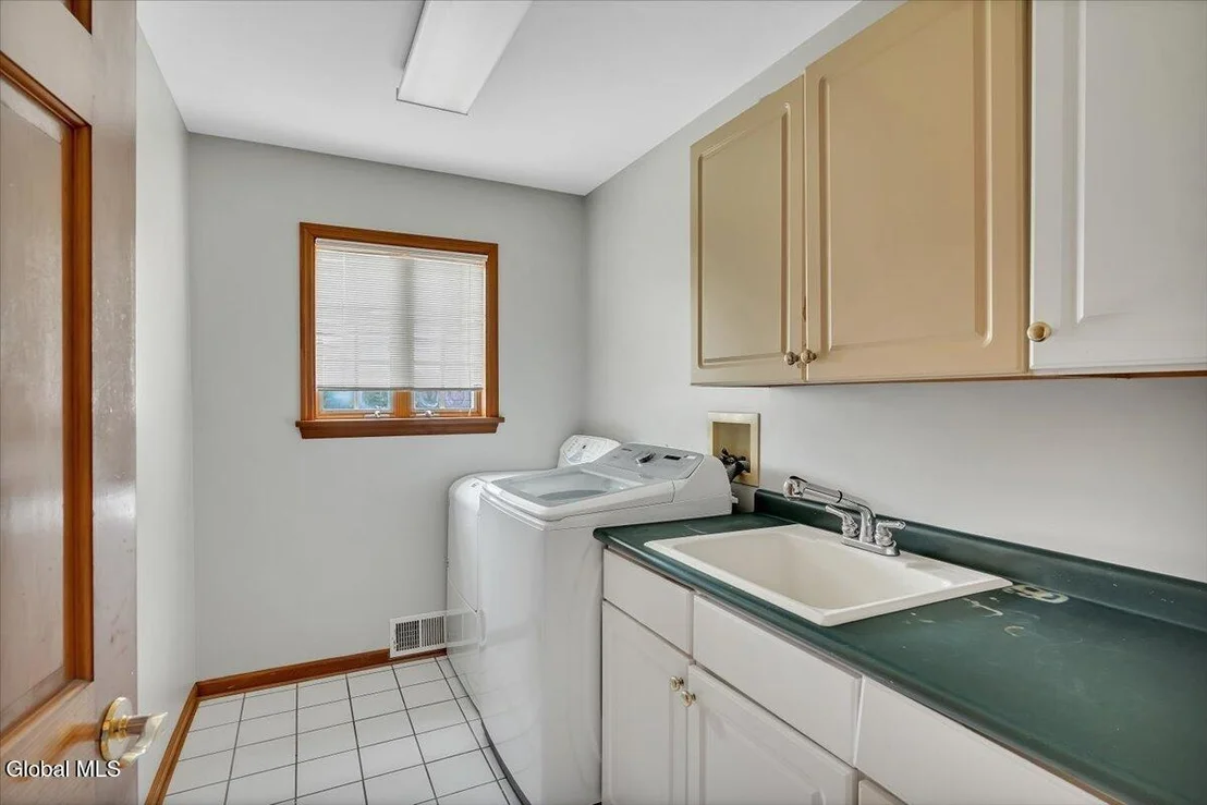 Photo of 1306 Putnam Road
