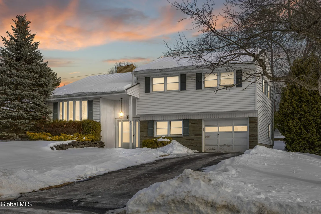 Photo of 27 Davis Avenue