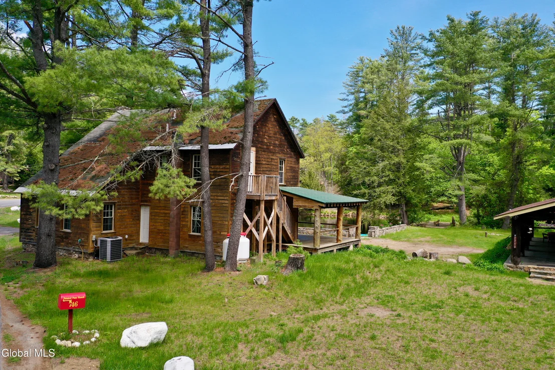 Photo of 746 Howe Road