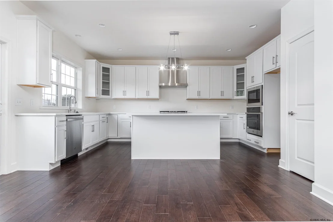 Photo of 33 PINE HOLLOW Drive