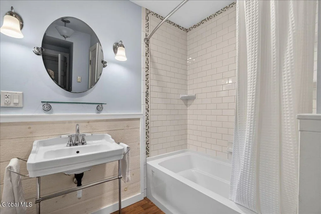 Photo of 121 Maple Avenue