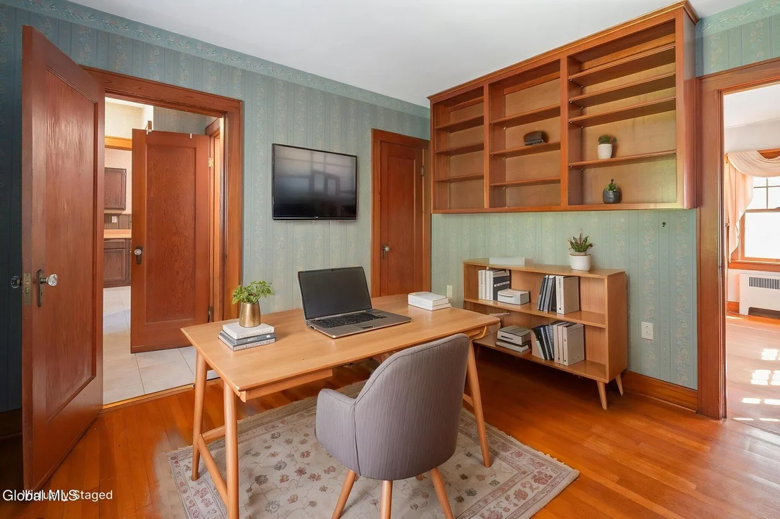 Photo of 122 Clinton Circle