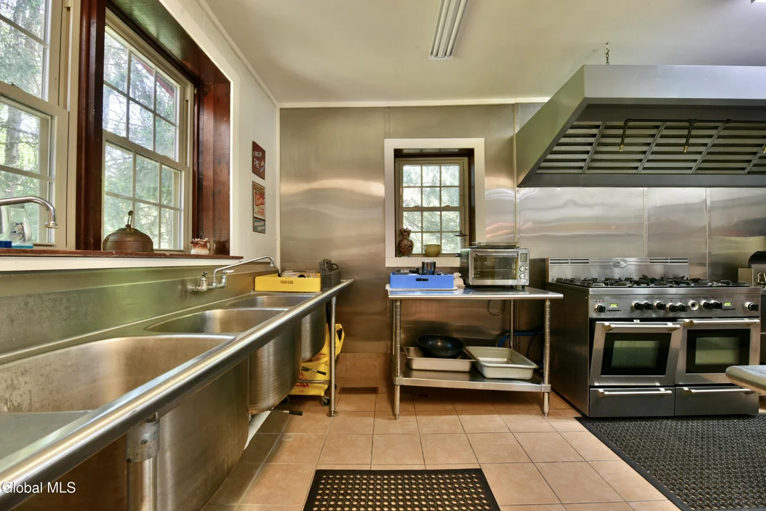 Photo of 746 Howe Road