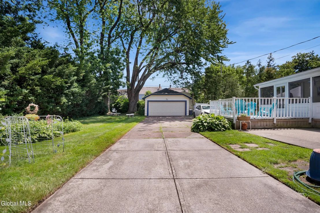 Photo of 820 Central Parkway