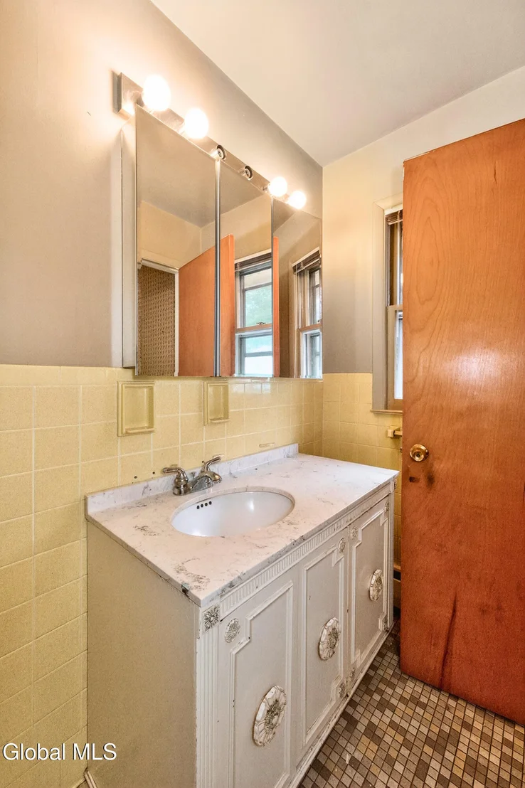 Photo of 7 N Maple Lane