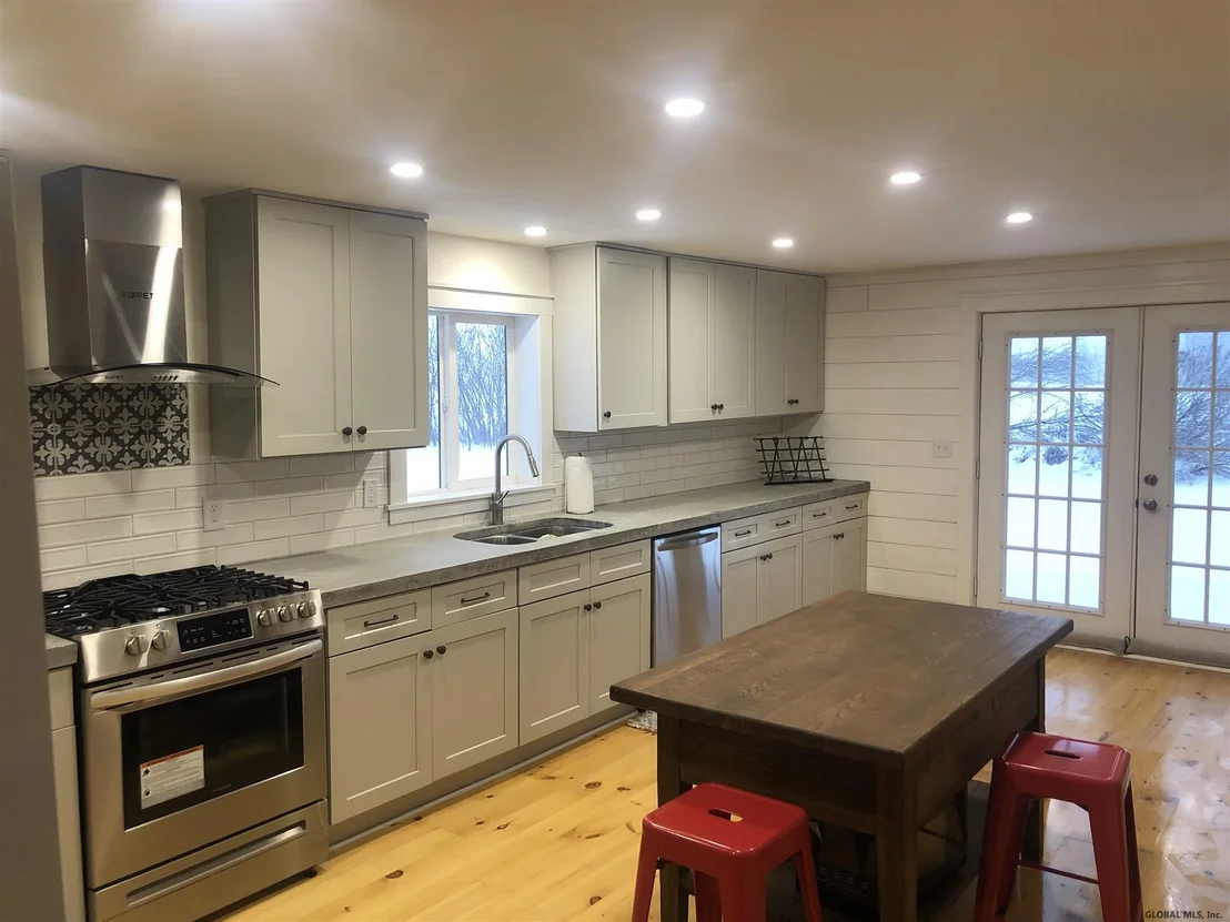 Photo of 1237 W RIVER Road