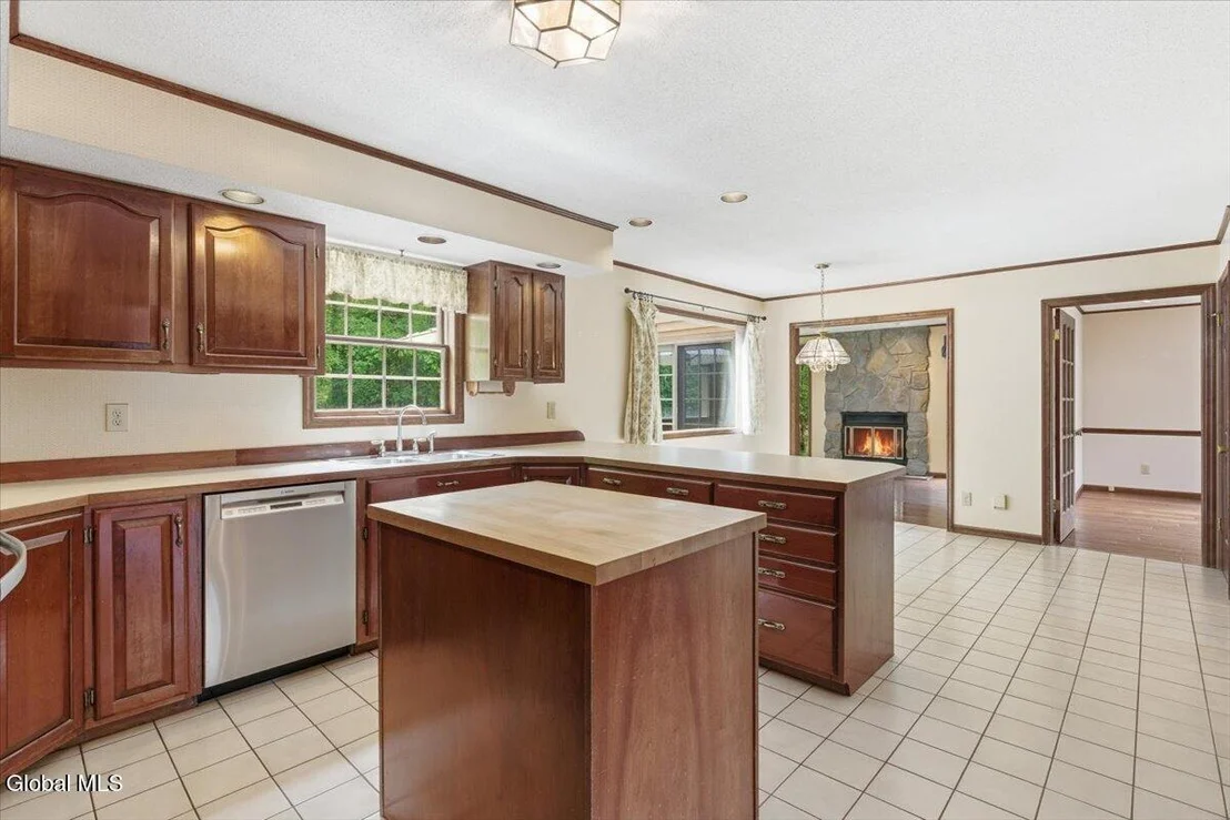 Photo of 908 Mohegan Road