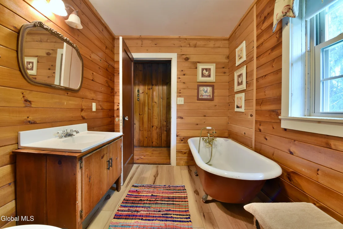 Photo of 746 Howe Road