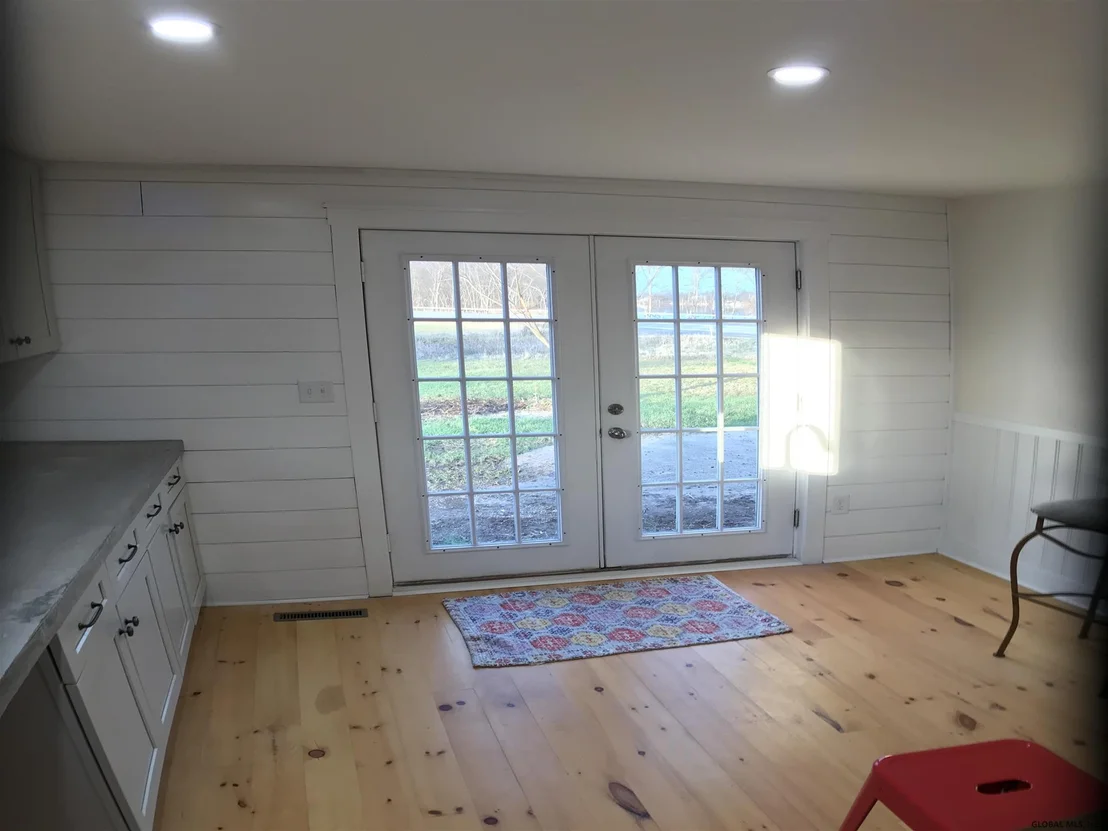Photo of 1237 W RIVER Road