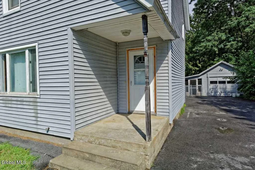 Photo of 3152 N Thompson Street