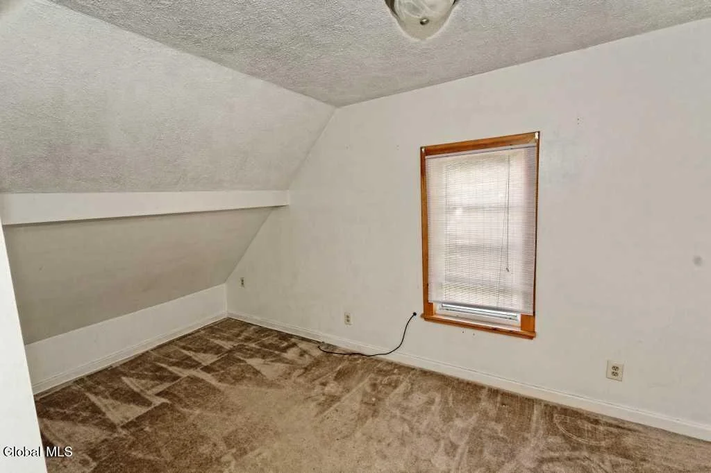 Photo of 3152 N Thompson Street