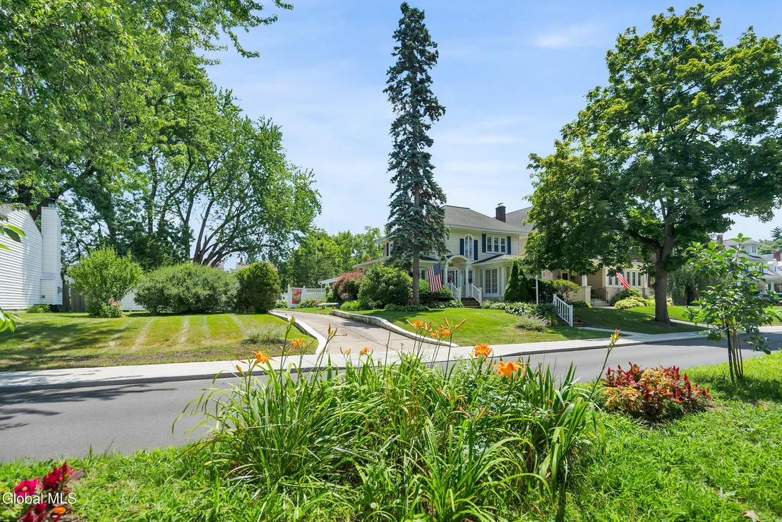 Photo of 820 Central Parkway
