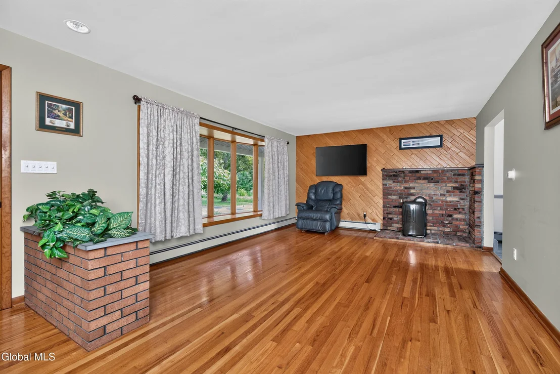Photo of 137 Mammoth Spring Road