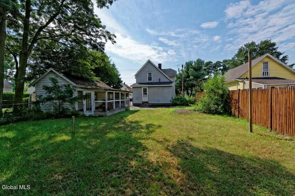 Photo of 3152 N Thompson Street