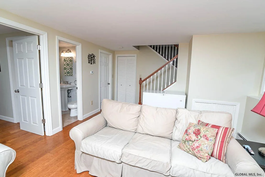 Photo of 31 OXFORD Circle