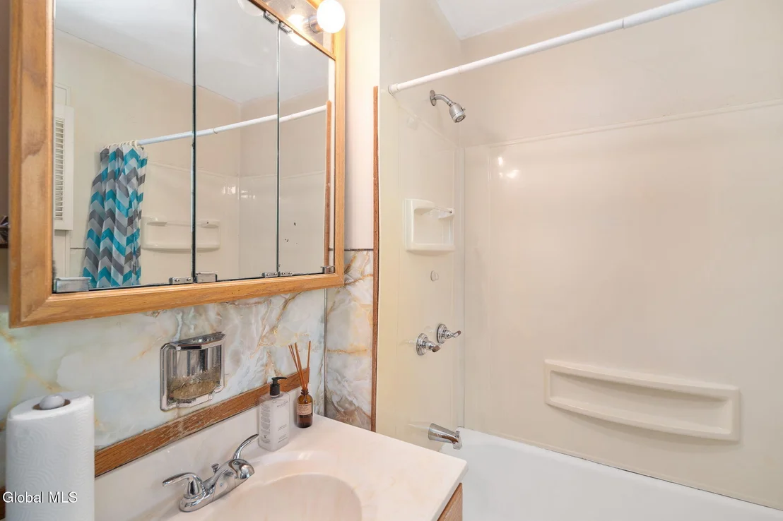 Photo of 122 Clinton Circle