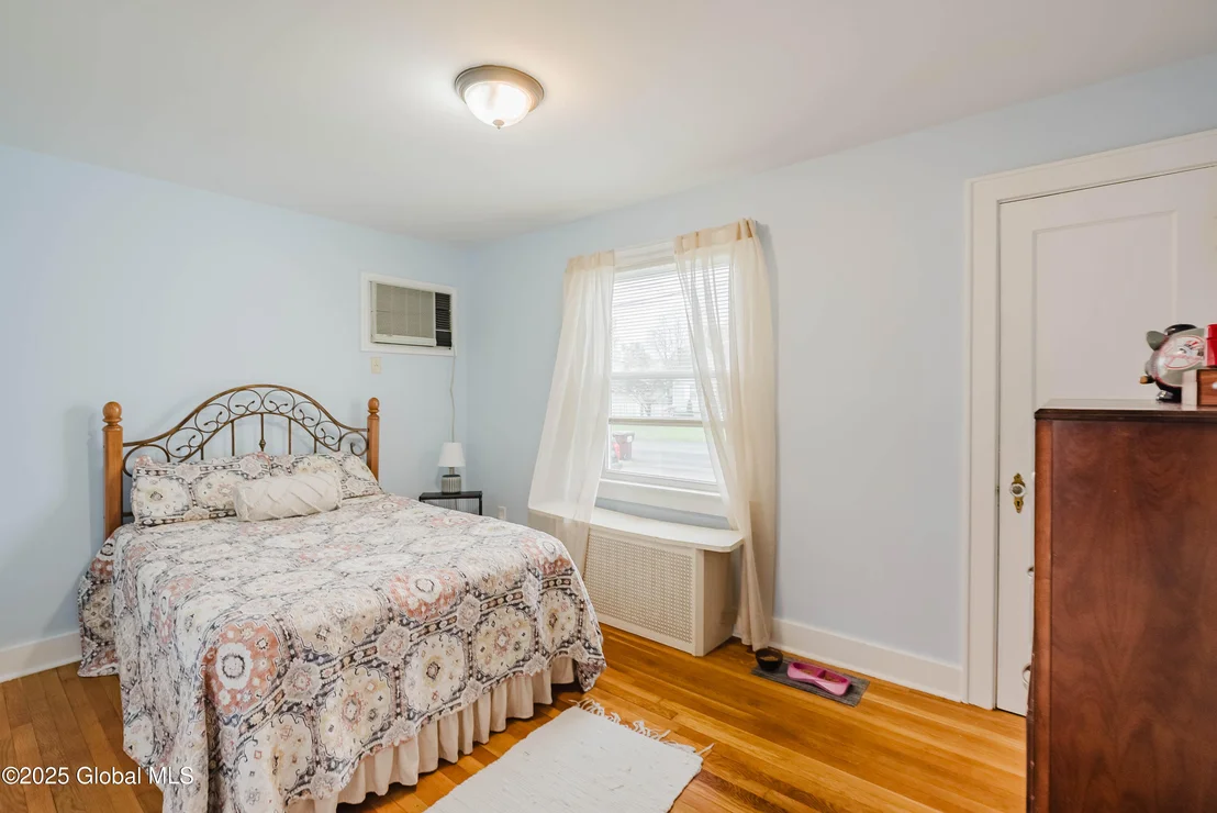 Photo of 2081 Chepstow Road
