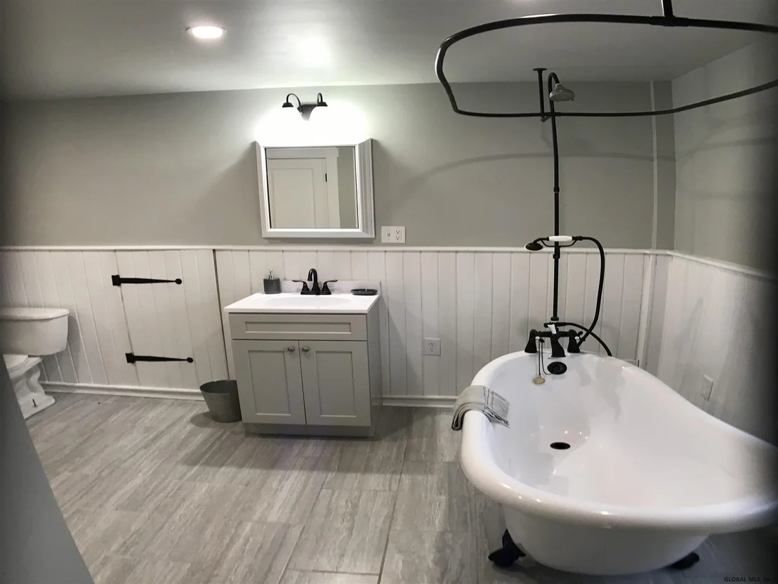 Photo of 1237 W RIVER Road