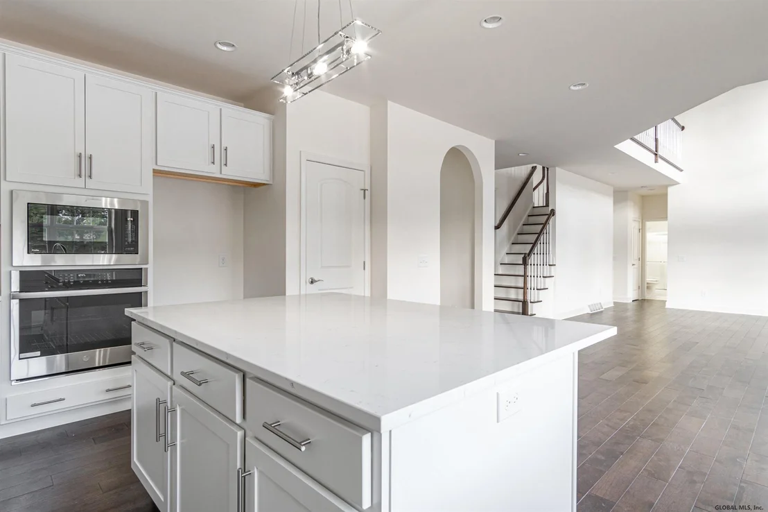 Photo of 33 PINE HOLLOW Drive