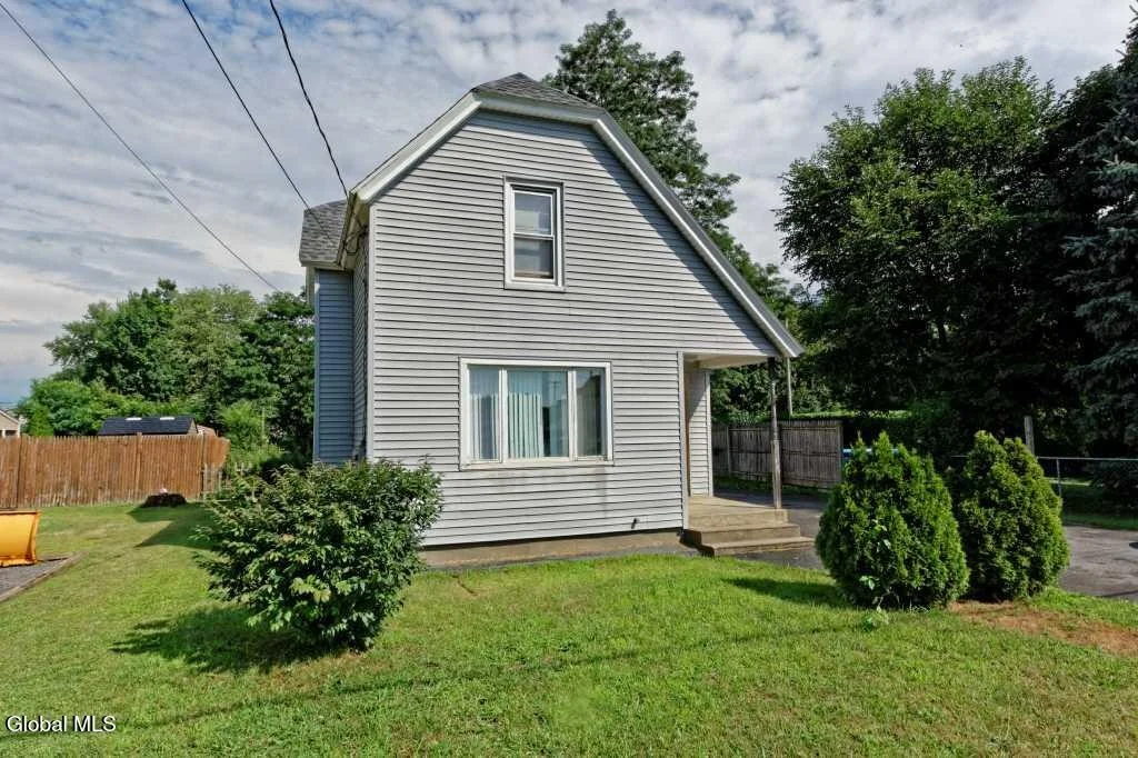 Photo of 3152 N Thompson Street