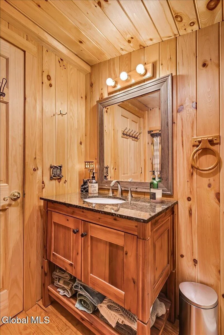 Photo of 1495 River Road
