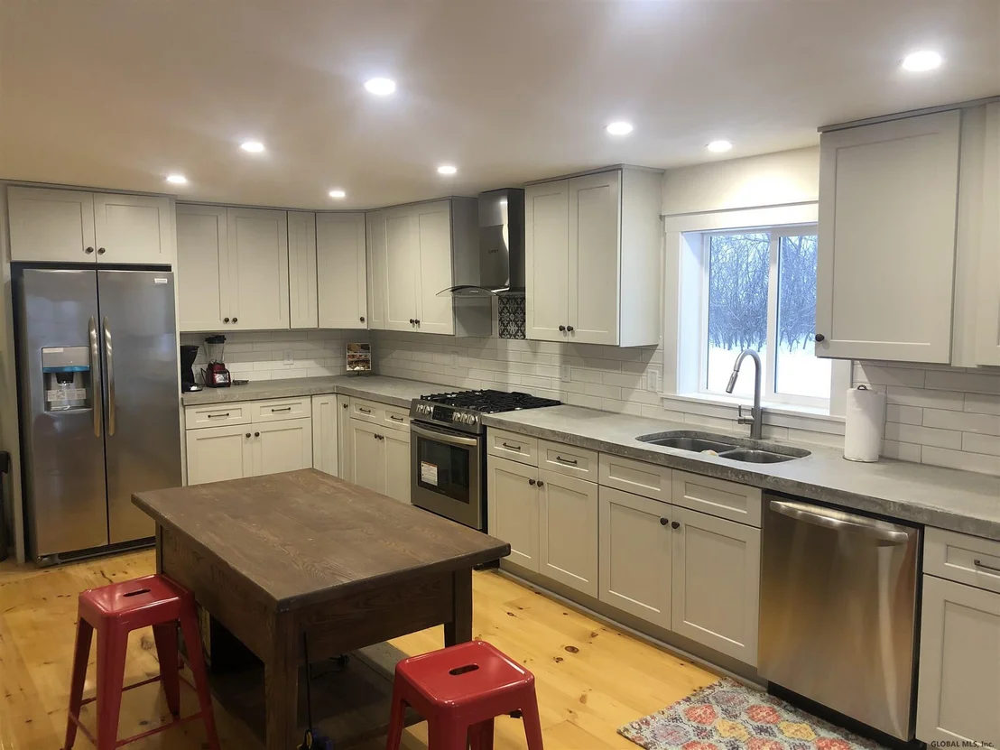 Photo of 1237 W RIVER Road