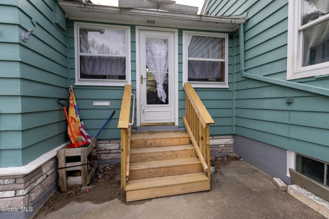 Photo of 8 7th Avenue