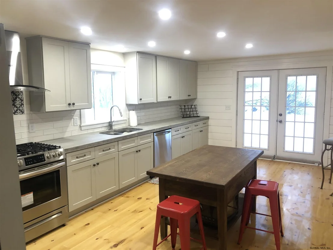 Photo of 1237 W RIVER Road