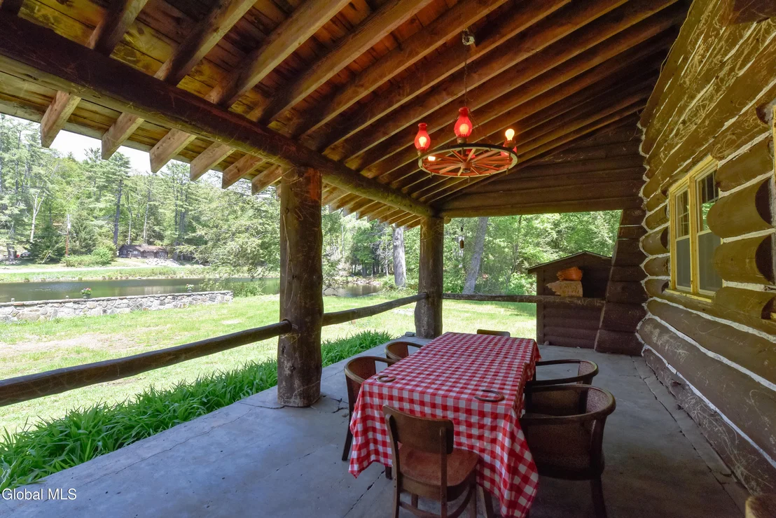 Photo of 746 Howe Road