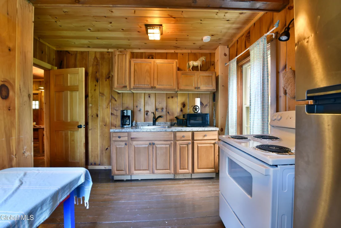 Photo of 746 Howe Road