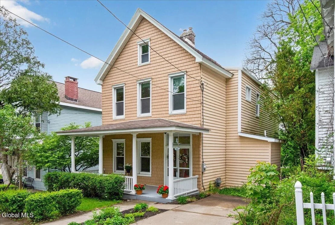 Photo of 121 Maple Avenue