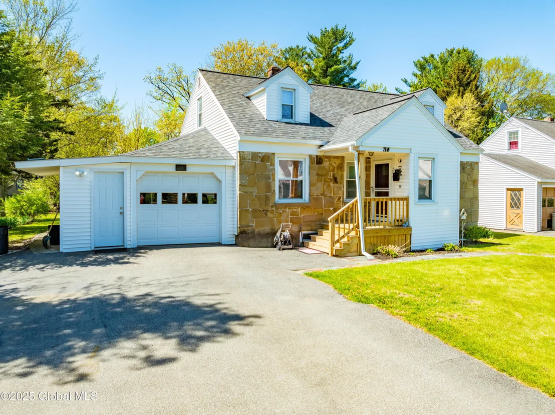 Photo of 2081 Chepstow Road