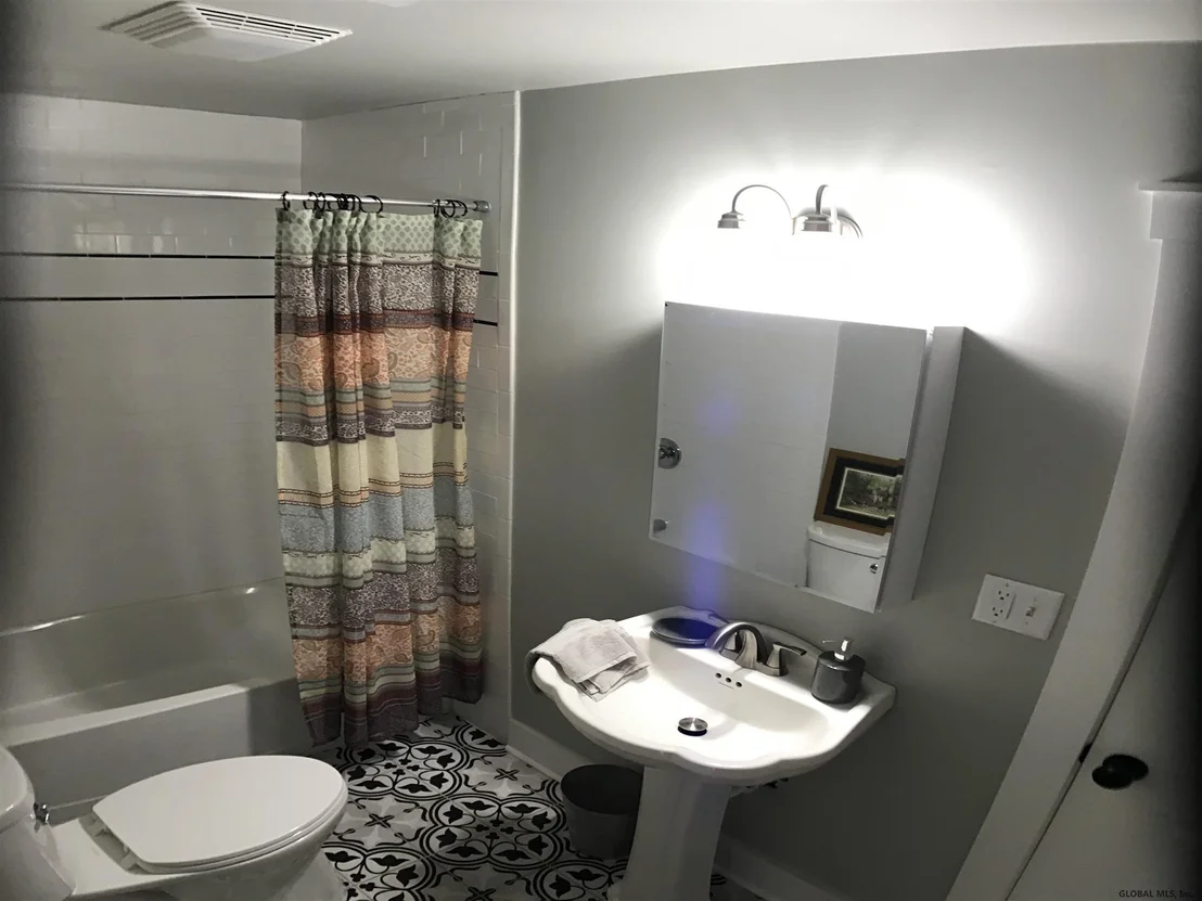 Photo of 1237 W RIVER Road
