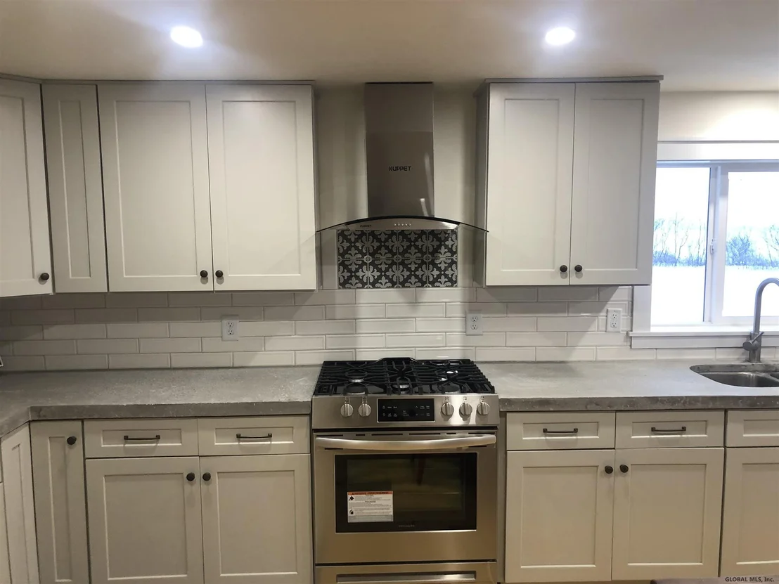 Photo of 1237 W RIVER Road
