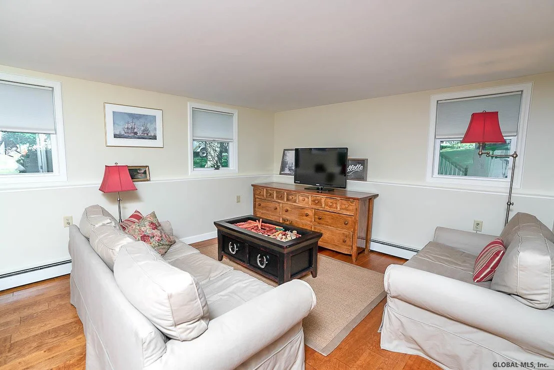 Photo of 31 OXFORD Circle