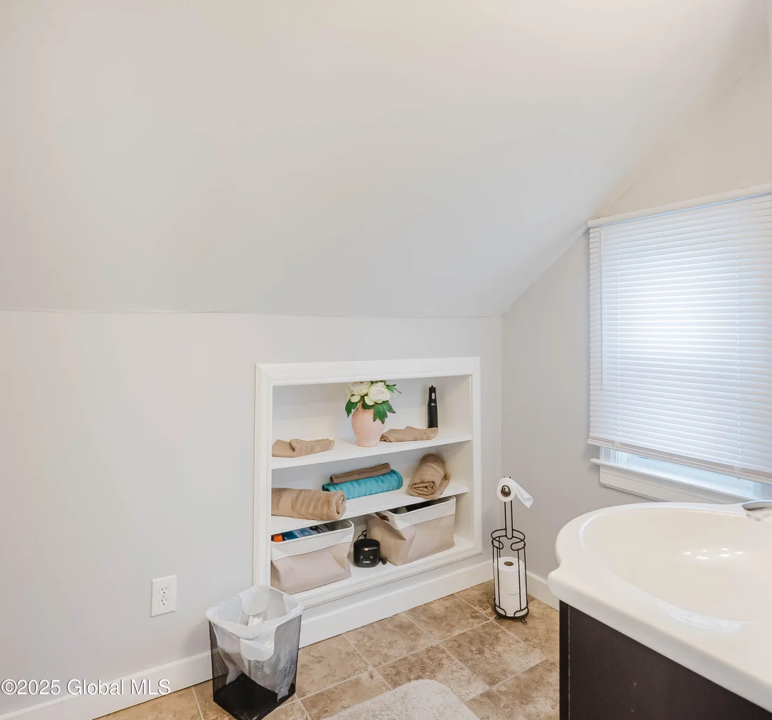 Photo of 2081 Chepstow Road