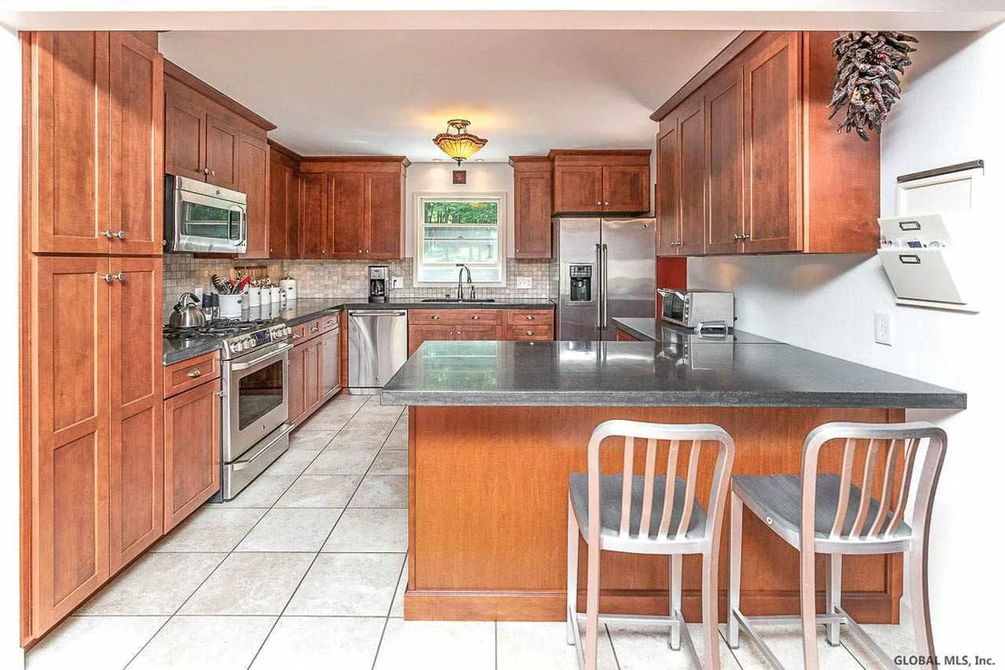 Photo of 31 OXFORD Circle
